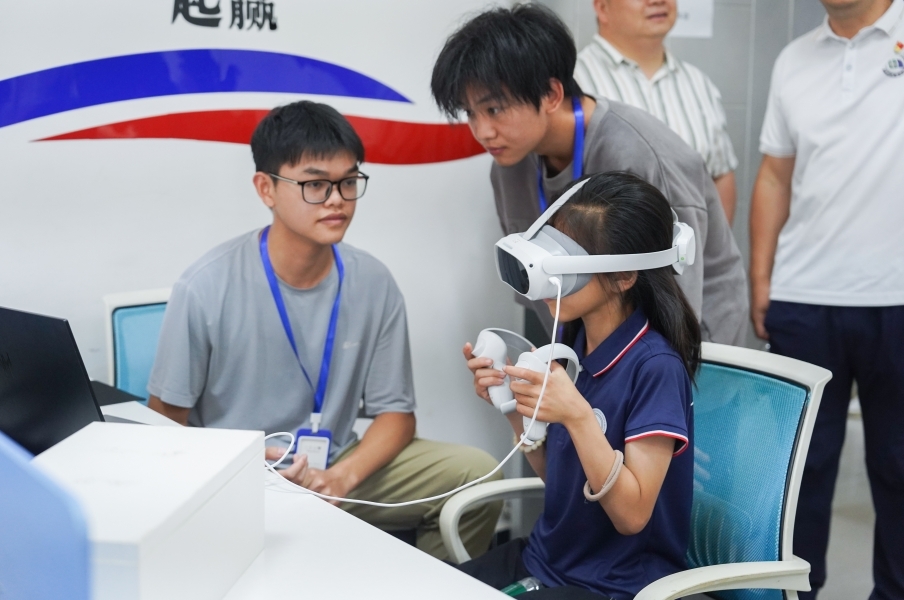 華東交通大學(xué)信息工程學(xué)院學(xué)生正在指導(dǎo)研學(xué)團成員體驗VR游戲。 華東交通大學(xué)信息工程學(xué)院學(xué)生正在指導(dǎo)研學(xué)團成員體驗VR游戲。
